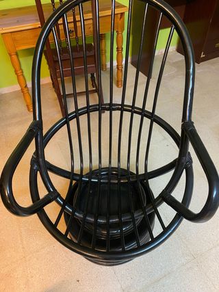 Poltrona oscillante in rattan nero