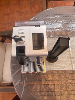 Cafetera Nespresso DeLonghi con espumador de leche