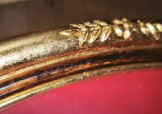 Abaniquera dorada con marco de terciopelo