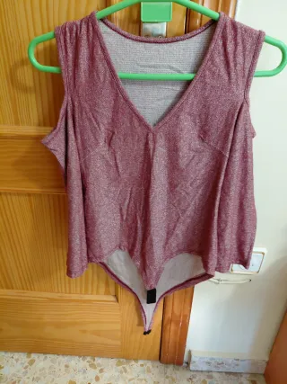 Body brillante escote pico