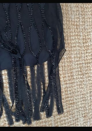 Vestido midi negro con flecos