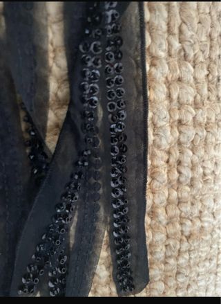 Vestido midi negro con flecos