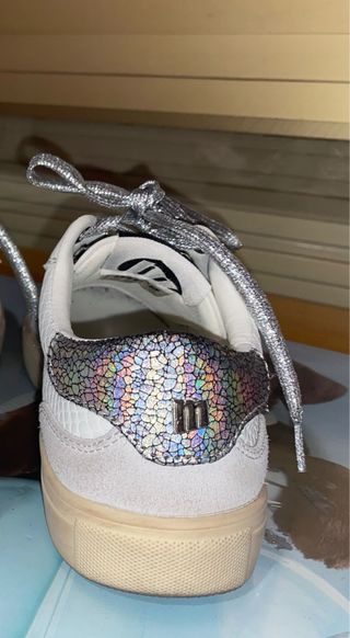 Zapatillas Mustang blancas y plateadas