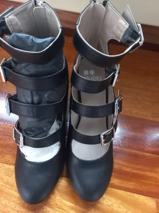 Botines negros con hebillas