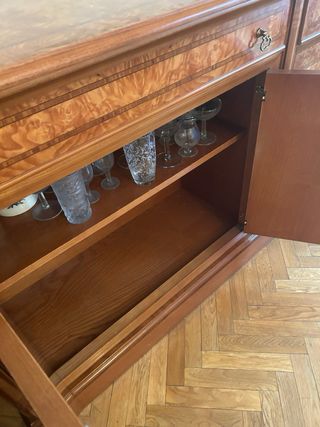 Parador de madera con detalles dorados