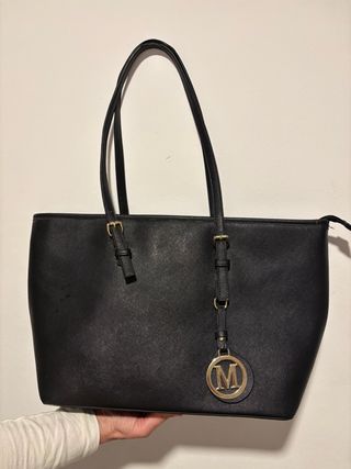 Bolso negro con logo M dorado