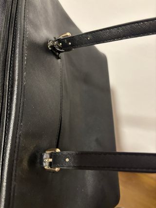 Bolso negro con logo M dorado