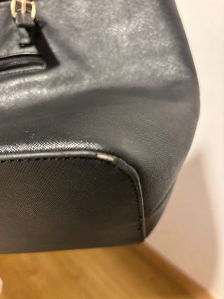 Bolso negro con logo M dorado