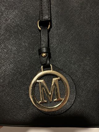 Bolso negro con logo M dorado