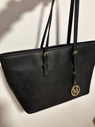 Bolso negro con logo M dorado