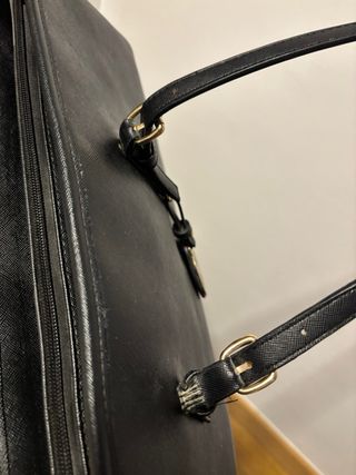 Bolso negro con logo M dorado