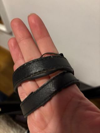 Bolso negro con logo M dorado