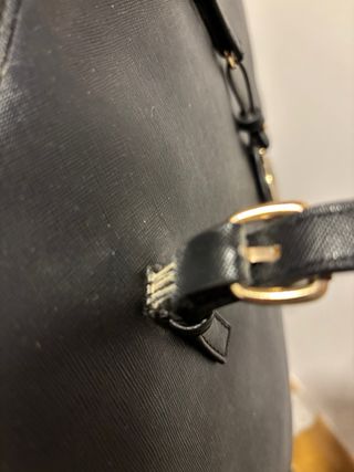 Bolso negro con logo M dorado