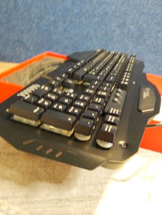 Trust GXT 850 - Tastiera metallica illuminata per gaming, nero, tastiera QWERTY spagnola