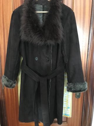 Abrigo de ante con cuello y puños de pelo