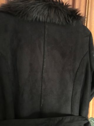 Abrigo de ante con cuello y puños de pelo