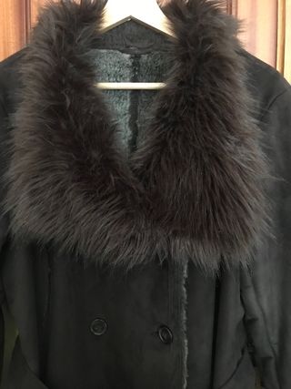 Abrigo de ante con cuello y puños de pelo