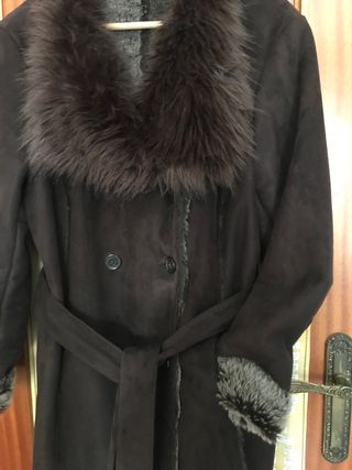 Abrigo de ante con cuello y puños de pelo