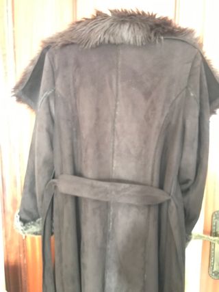 Abrigo de ante con cuello y puños de pelo