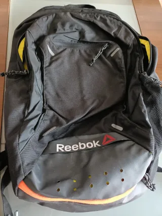 Mochila Reebok Negra y Naranja