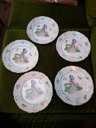 Antichi piatti in ceramica con bordo dorato