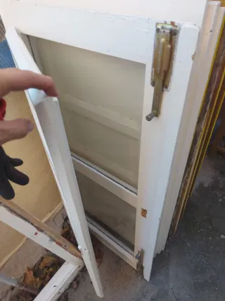 Ventana de madera con Marco y  rejas