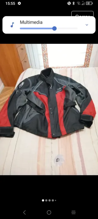 Chaqueta de moto negra y roja