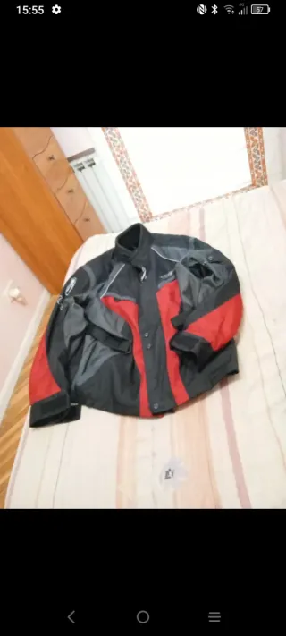 Chaqueta de moto negra y roja