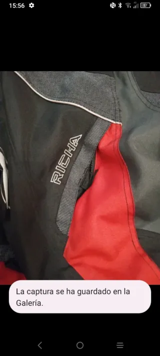 Chaqueta de moto negra y roja