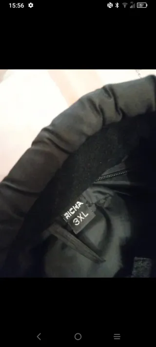 Chaqueta de moto negra y roja