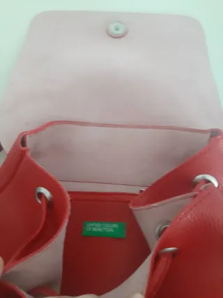Mochila de Benetton, color rojo.