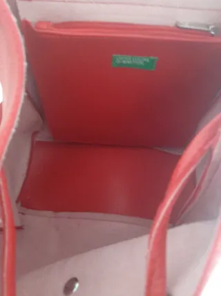 Mochila de Benetton, color rojo.