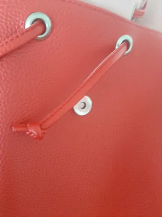 Mochila de Benetton, color rojo.