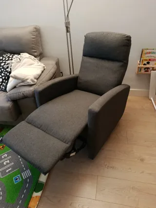 Sillón de tela gris oscuro