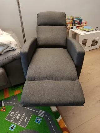 Sillón de tela gris oscuro