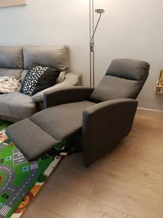 Sillón de tela gris oscuro