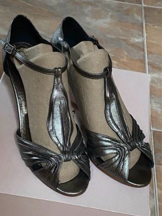 Sandalias de ceremonia en piel plateada