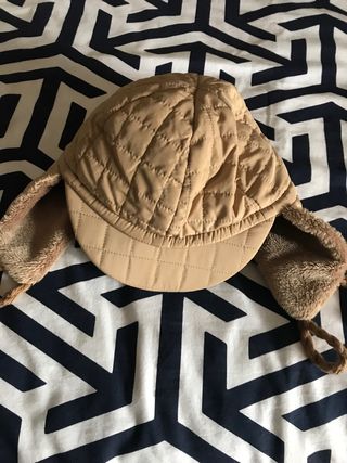 Gorro de invierno con orejeras y pelo