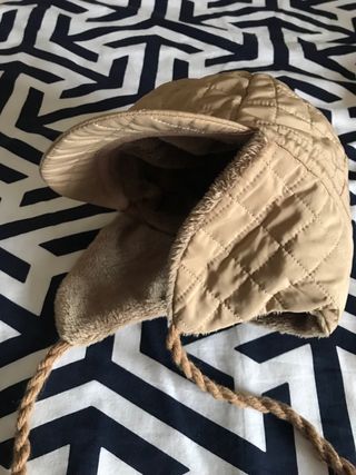 Gorro de invierno con orejeras y pelo