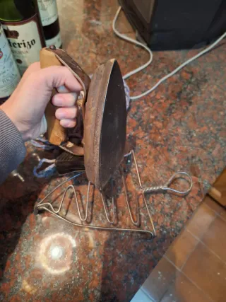 Plancha antigua de hierro con soporte