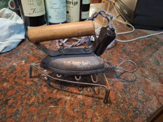 Plancha antigua de hierro con soporte