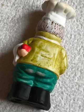 MUÑECO COCINERO CERÁMICA CON 4 CUBIERTOS MADERA