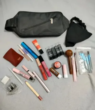 Neceser negro con maquillaje