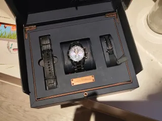 Lotus Reloj Negro y Dorado