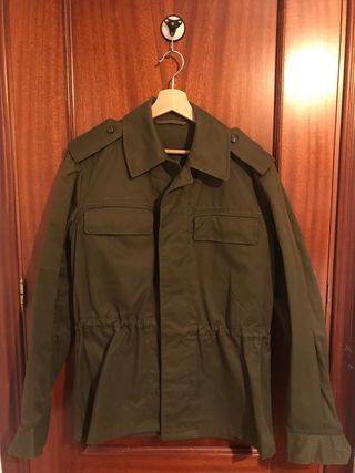 Chaqueta militar verde impecable