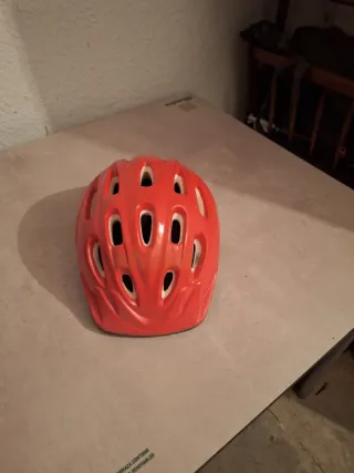 Casco de bicicleta rojo
