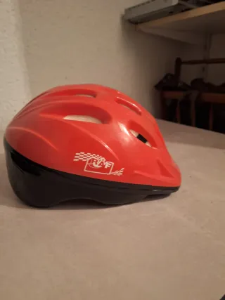 Casco de bicicleta rojo
