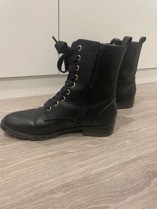 Botas militares negras con cordones