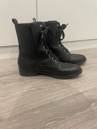 Botas militares negras con cordones