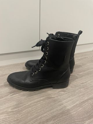 Botas militares negras con cordones